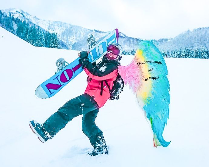神立スノーリゾートのゲレンデでポーズを決めるスノーボーダー