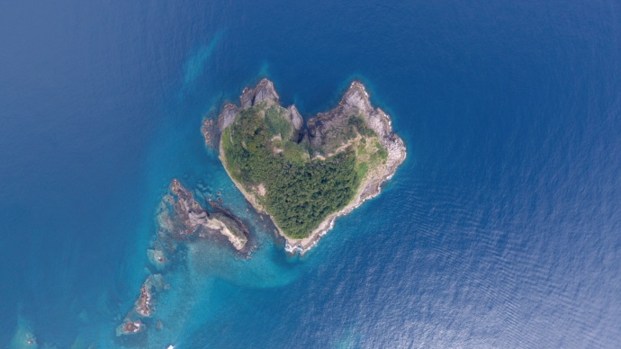 積丹町黄金岬から見られるハート型の宝島