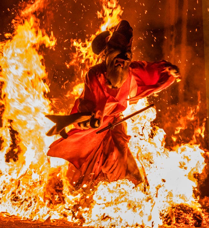 積丹町の美国神社例大祭・天狗の火渡りの様子