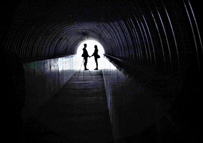 積丹町の島武意トンネル内で写真を撮るカップル