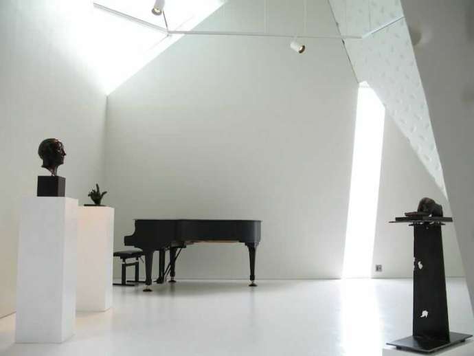 菅野美術館の1階展示室の光と影