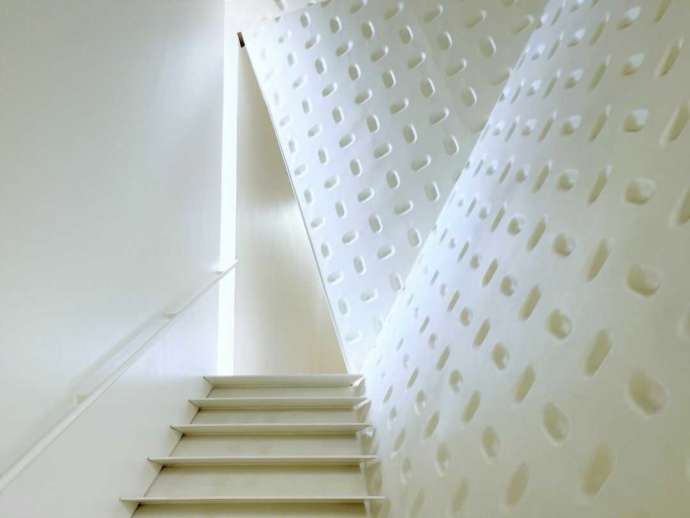 菅野美術館の展示室へと続く白亜の階段