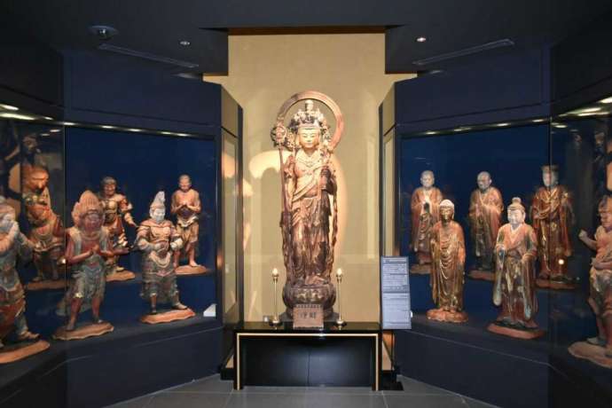 「観音ミュージアム」の常設展で展示中の「十一面観音菩薩立像（前立観音）」と「三十三応現身像」