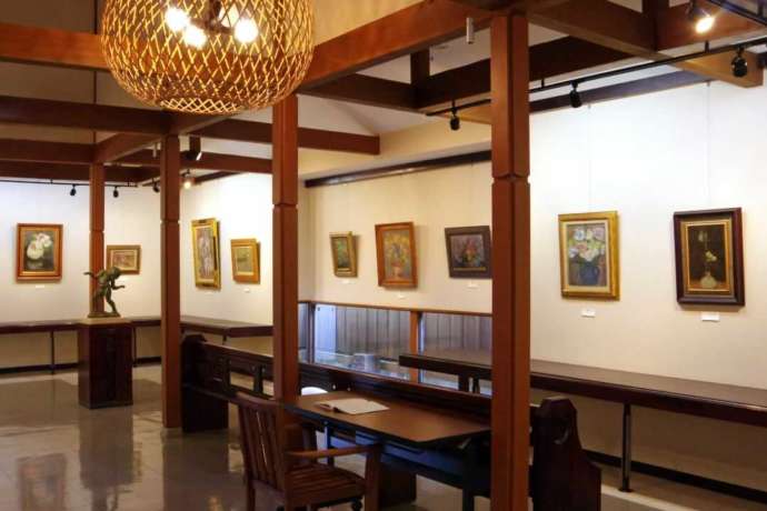 長野県上高井郡小布施町にある「小さな栗の木美術館」の内観