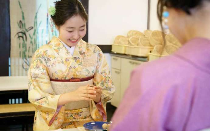 京都府京都市にある菓匠「甘春堂 嵯峨野店」で女性二人が和菓子を作っている様子