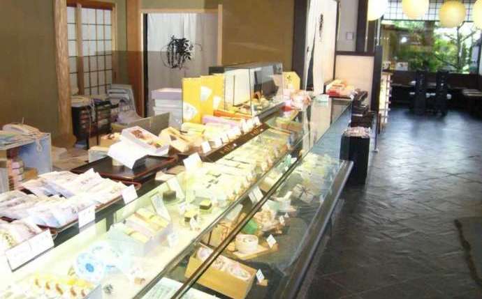 京都府京都市にある菓匠「甘春堂 嵯峨野店」の販売スペース