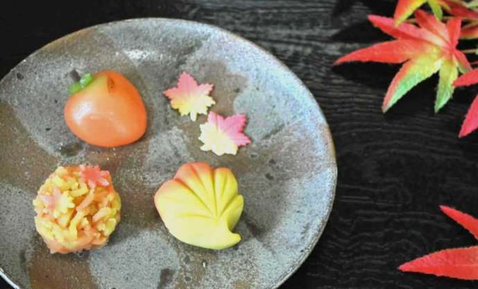 京都府京都市にある菓匠「甘春堂 嵯峨野店」で秋に作った和菓子