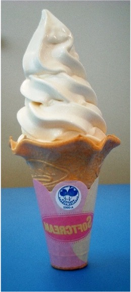 滋賀県草津市の特産品「あおばな」を使ったご当地アイスのあおばなソフトクリーム