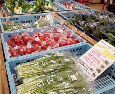 道の駅草津内にある直販所「ベジショップ」に並ぶさまざまな野菜