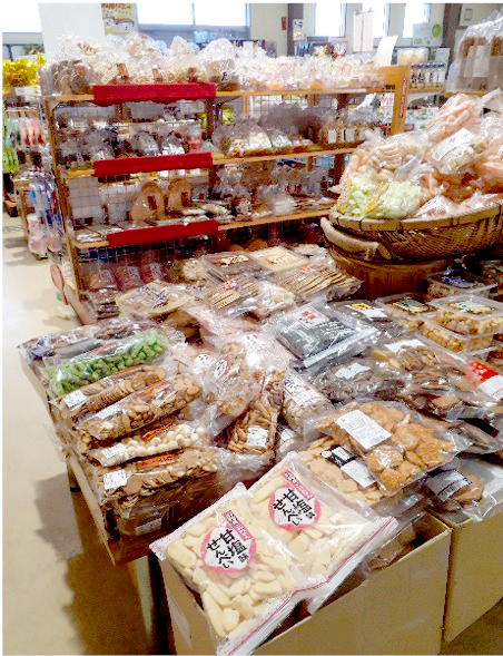 滋賀県にある「道の駅草津」の店内に並ぶお菓子