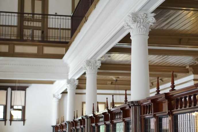 佐賀県唐津市にある「旧唐津銀行」の館内の白い柱