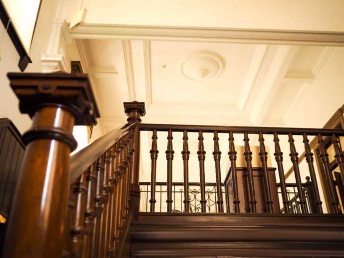 佐賀県唐津市にある「旧唐津銀行」の階段