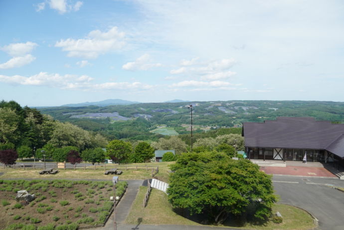 岩手県軽米町にある展望施設ミレットパークソーラー館から見た発電所