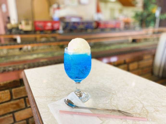 鹿嶋市にある昭和レトロな喫茶店「エミール」の人気映えメニューであるクリームソーダ