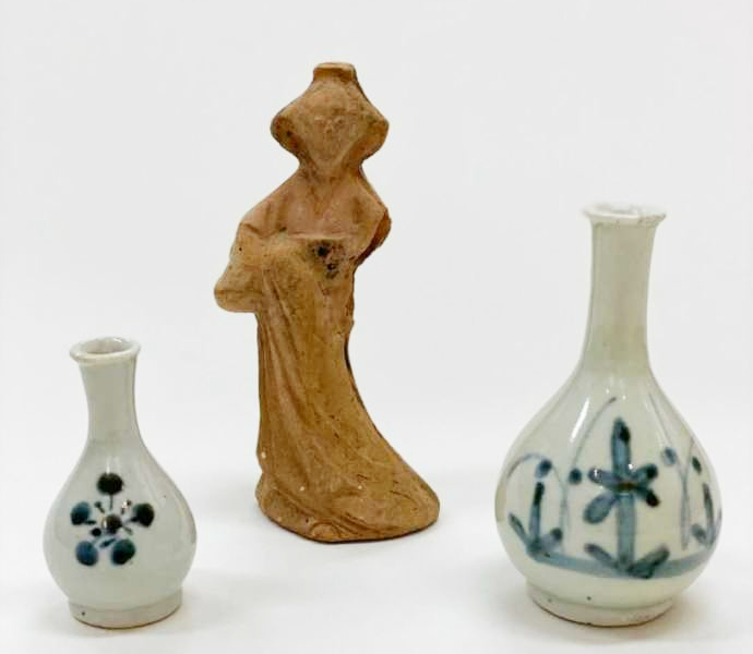 「鹿嶋市どきどきセンター」で展示中の神野遺跡出土の陶磁器と今戸人形