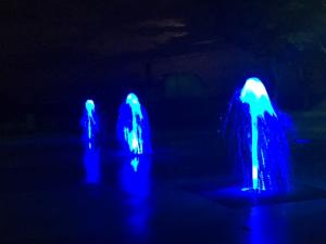 ブルーにライトアップされた噴水の写真