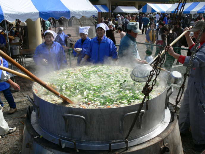 葛尾村の一大イベント葛尾感謝祭の名物である大鍋豚汁