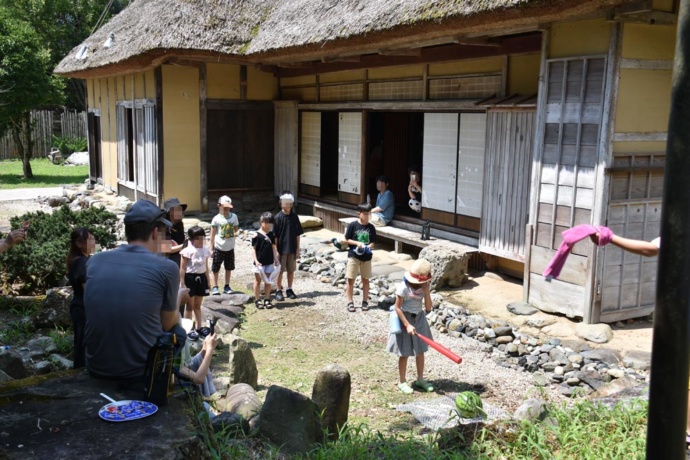 勝山市で開催されている移住者交流会でスイカわりをするようす