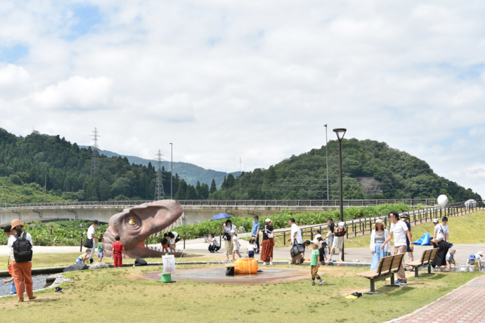 勝山市の公園で遊ぶ親子連れ