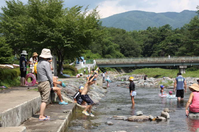 川場村に流れる川で遊ぶ子どもたち