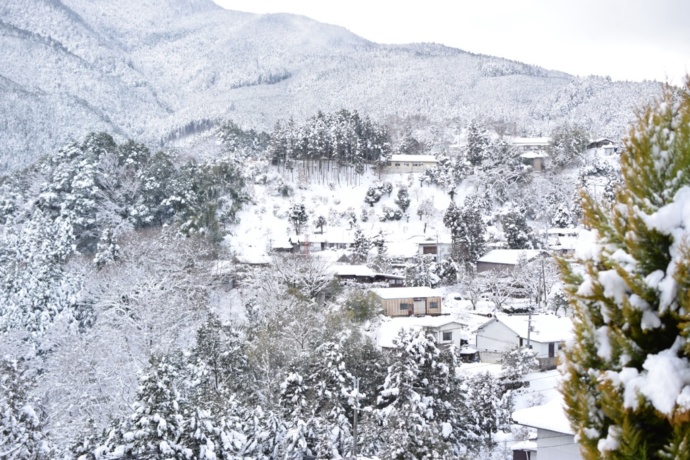 奈良県川上村にある集落を冬に撮影した写真