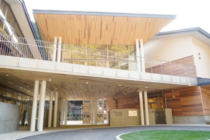 奈良県川上村の義務教育学校かわかみ源流学園のエントランス写真