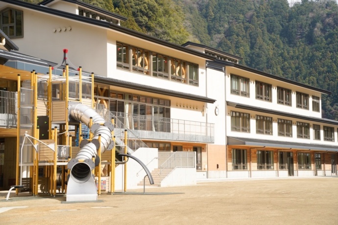 奈良県川上村の義務教育学校かわかみ源流学園の校舎と遊具の写真