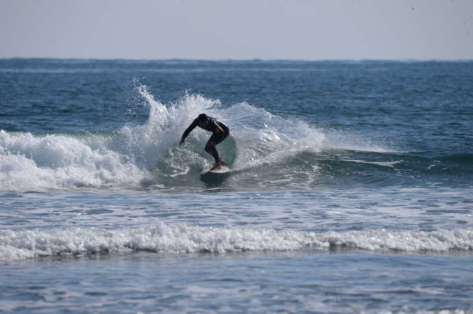 川南町の伊倉浜でサーフィンをする人の写真