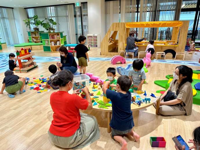 宮崎県川南町にオープンした総合福祉センターで遊ぶ子供たちの様子
