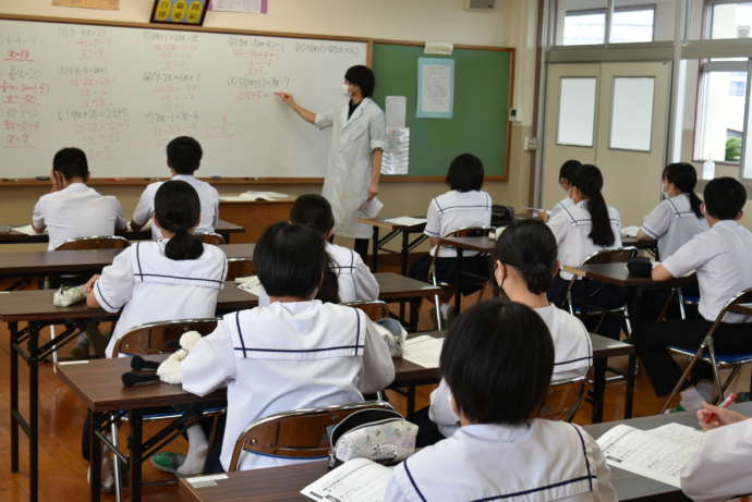 川南町が実施している授業以外の学習活動サポート公営塾を受ける生徒の様子