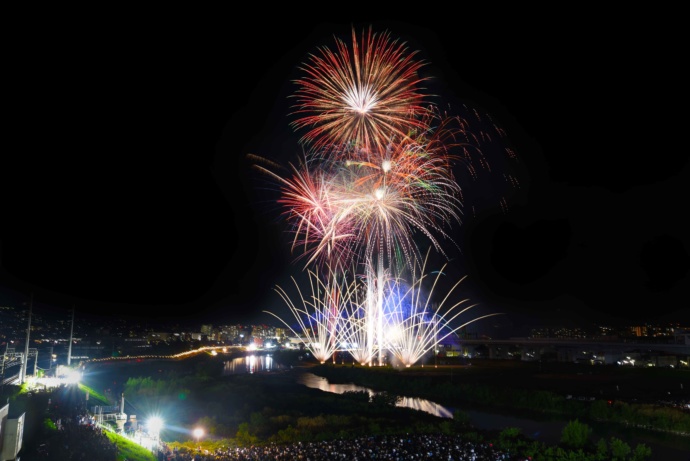 2023年に兵庫県川西市で開催された猪名川花火大会の写真