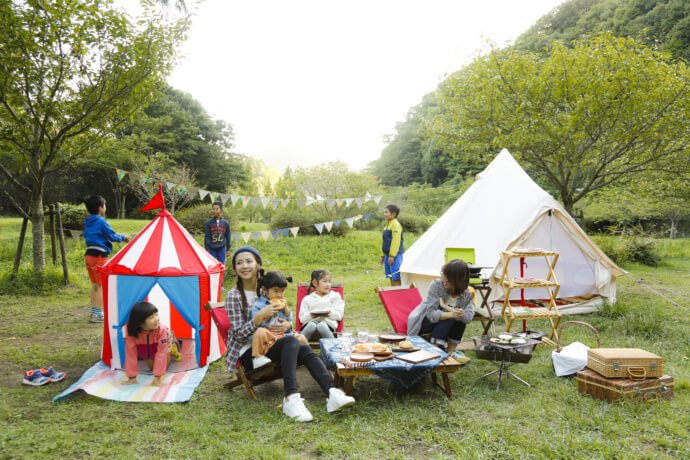 兵庫県川西市にある「知明湖キャンプ場」で楽しむ家族の写真