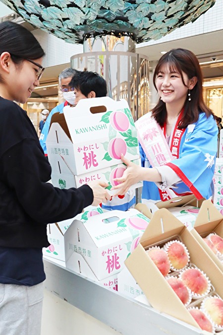 兵庫県川西市で開催された早生桃の即売会の写真