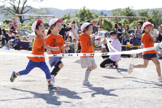川崎町のこども園運動会でかけっこをする園児