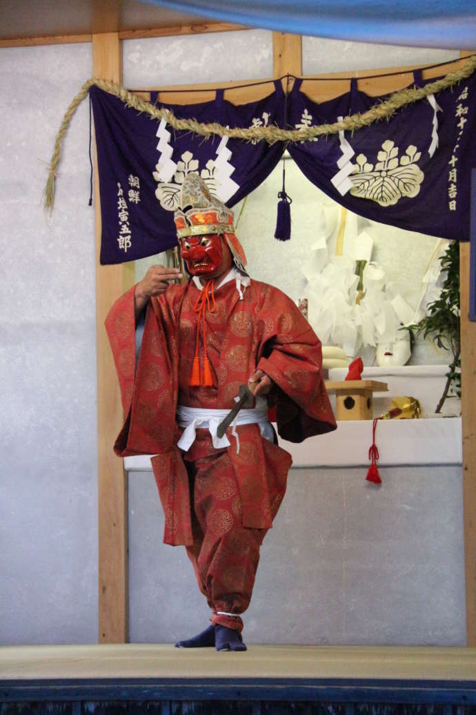 大鍋子守神社のお神楽で奉納される天狗舞