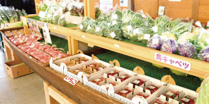 「道の駅かぞわたらせ」内の「物産店　かぞ市場」で扱われる産直の野菜や果物