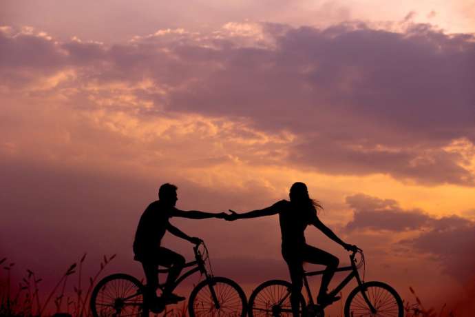 サイクリングを楽しむカップルのイメージ