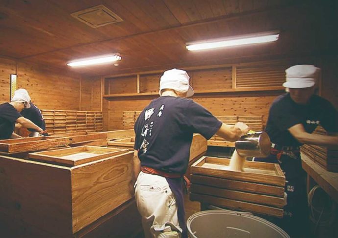 鹿児島県の祁答院蒸溜所で米麹を手造りする様子