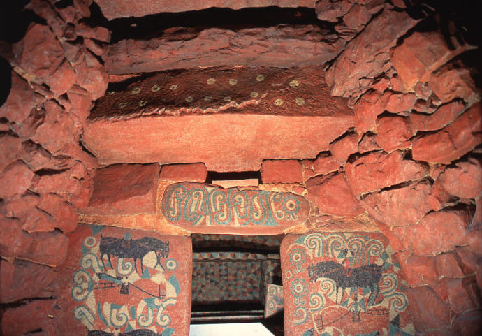 王塚古墳の石室内部