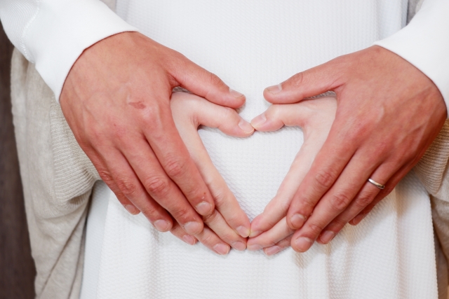 妊娠中の女性とお腹に手を添える男性