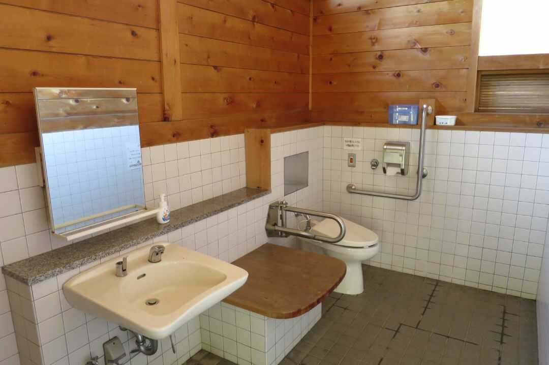 石川県健康の森オートキャンプ場の共同トイレ