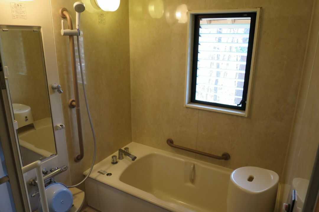 石川県健康の森オートキャンプ場のログハウスの浴室