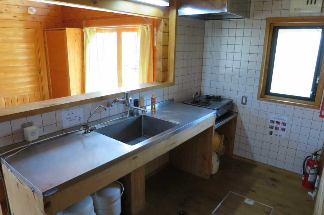 石川県健康の森オートキャンプ場のログハウスの台所