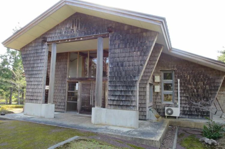 石川県健康の森オートキャンプ場に併設されている森林科学館の外観