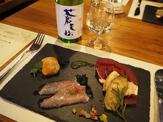 男山本店の日本酒「蒼天伝」と鰹のたたきや牡蠣のアヒージョなど