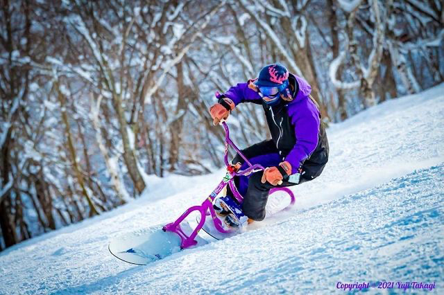 木島平スキー場のゲレンデでスノースケートしている写真