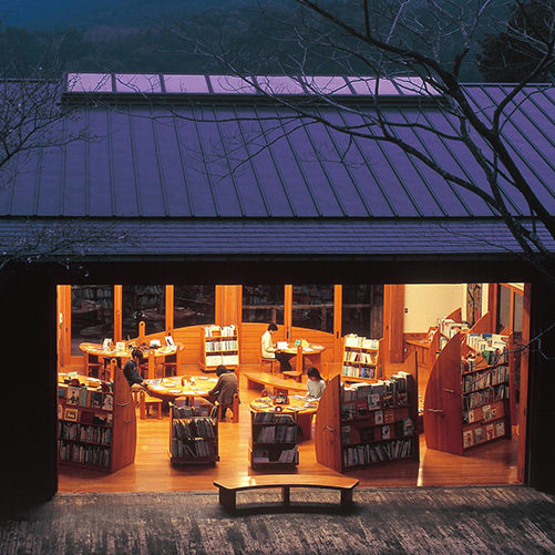 木城町えほんの郷の全体像：ゆっくりと本を読むお客さん