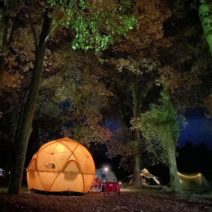 川原自然公園のキャンプ場に張ってあるテントなどの様子