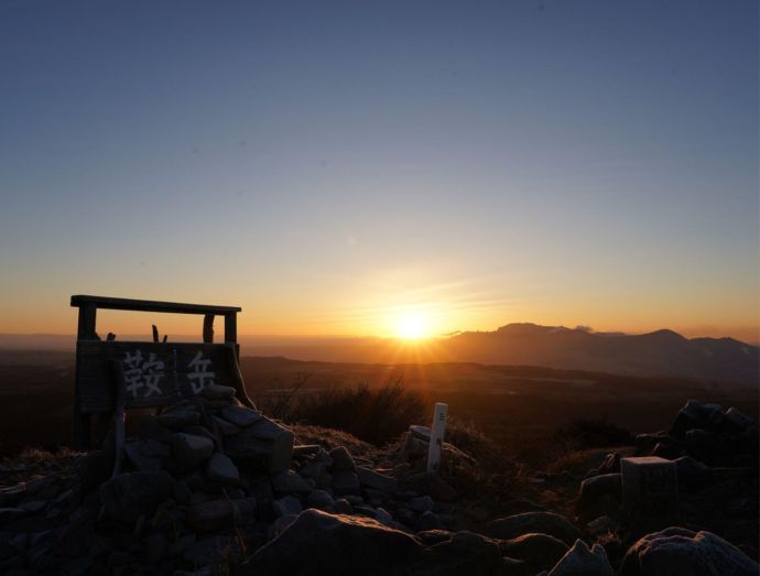 鞍岳山頂から眺める朝日