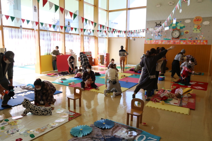 菊川児童館・きくがわ子育て支援センターで遊ぶ親子